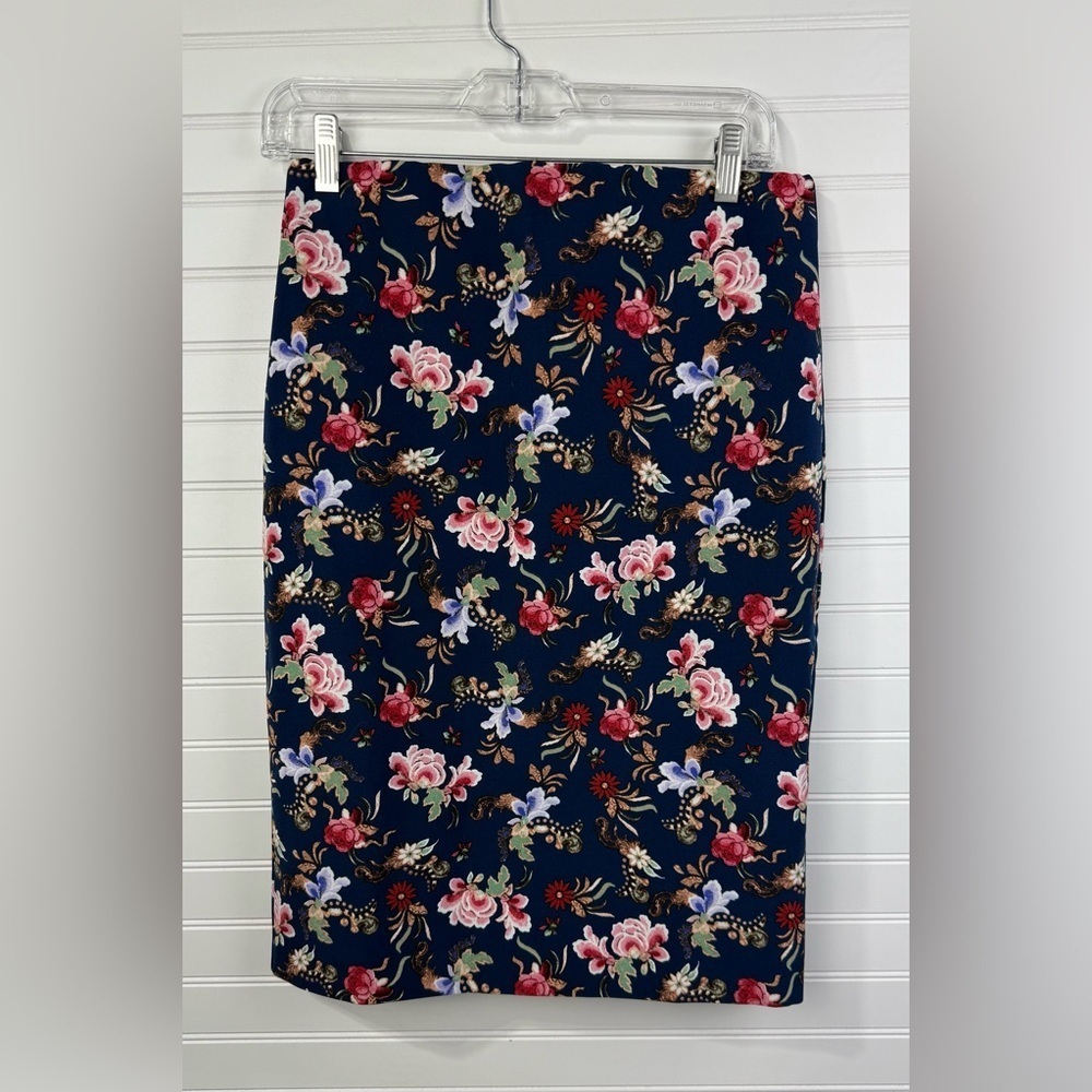 Philosophy Republic women’s navy & floral pencil skirt. Size 4.